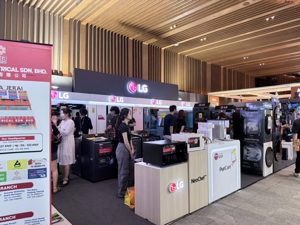 Furniture shop vs furniture expo