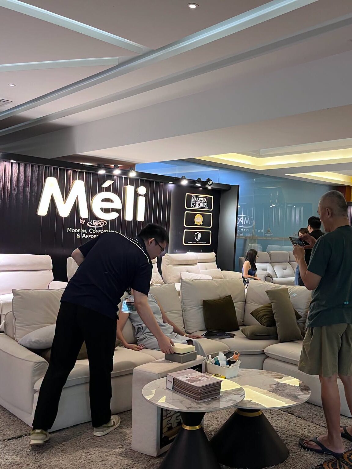 Furniture shop vs furniture expo